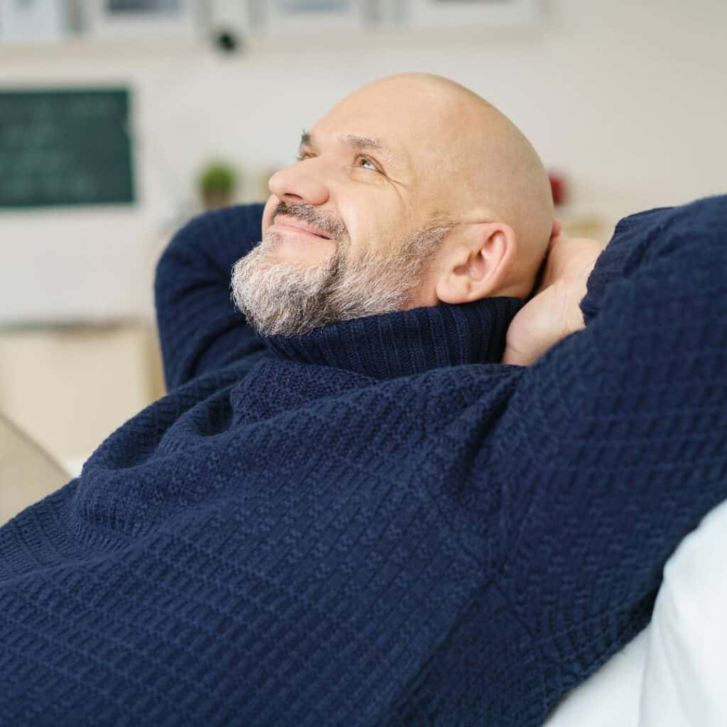 Entspannter Mann während einer Hypnosetherapie